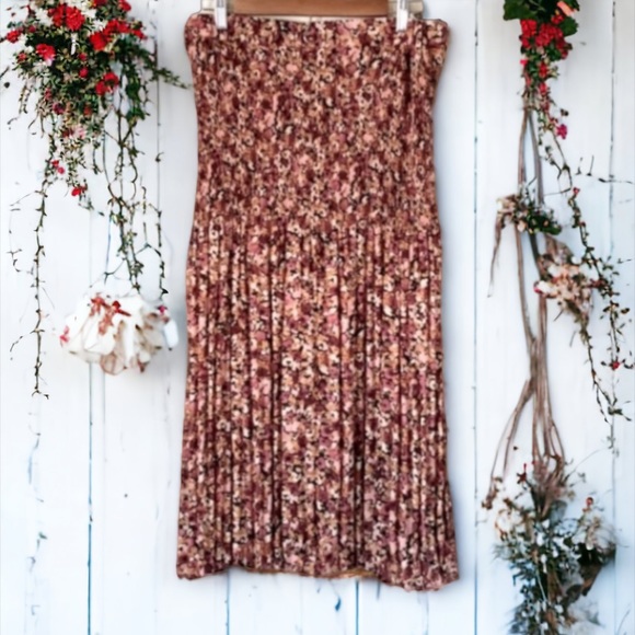 BLACK TAPE FLORAL PLEATED SKIRT SIZE 16 - Picture 1 of 10